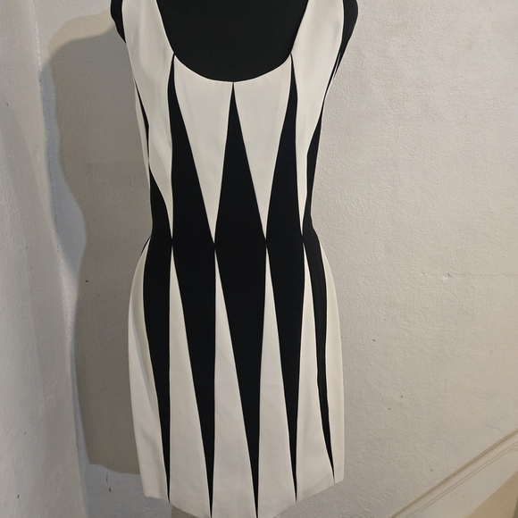 Casual Corner Dresses & Skirts - Casual Corner Black and White Geometric Midi Dress Size 10